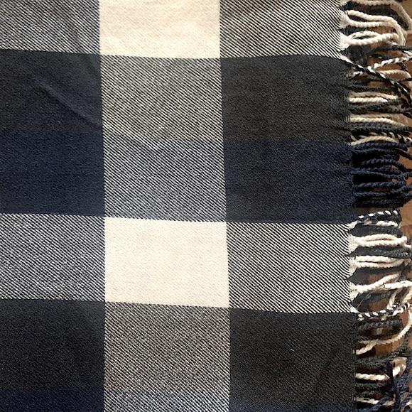 2 Large Scarves. Navy, Black, Cream. Pink Brown Cream.  See pictures for details - Picture 4 of 9